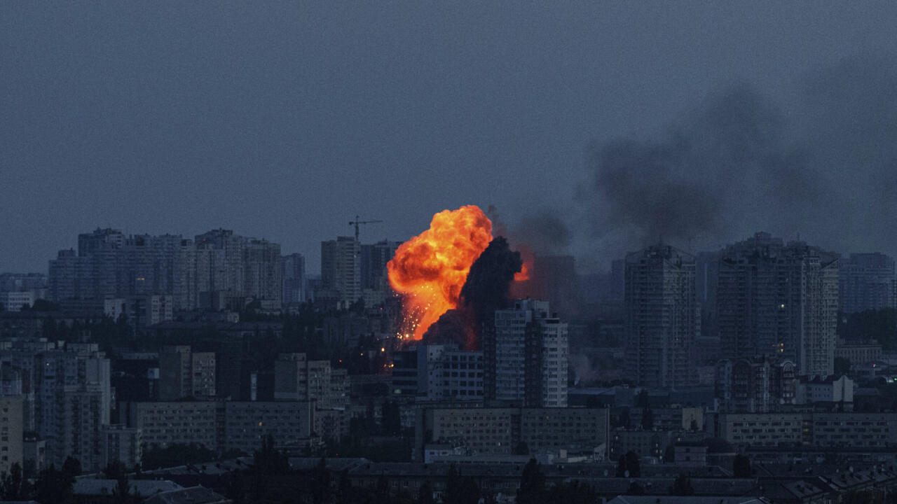 কিয়েভে শক্তিশালী বিস্ফোরণ, রুশ মিসাইল হামলার আশঙ্কা