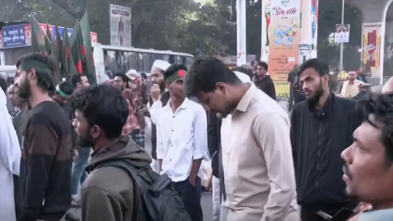 ইনকিলাব মঞ্চের মুখপাত্র শরিফ ওসমান হাদির হত্যার বিচারের দাবিতে শাহবাগ অবরোধ, ঢাবিতেও বিক্ষোভ