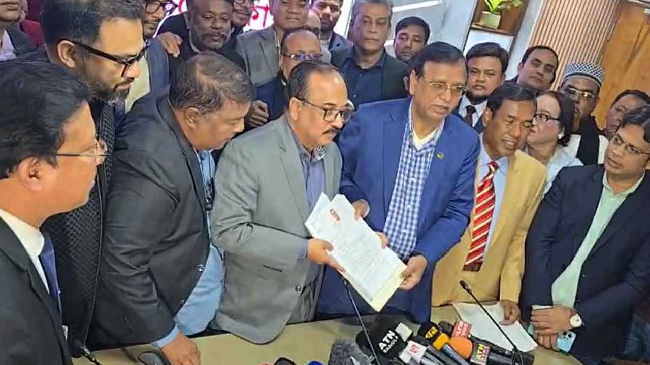 ঢাকা-১৭ আসনে বিএনপির ভারপ্রাপ্ত চেয়ারম্যান তারেক রহমানের মনোনয়নপত্র জমা