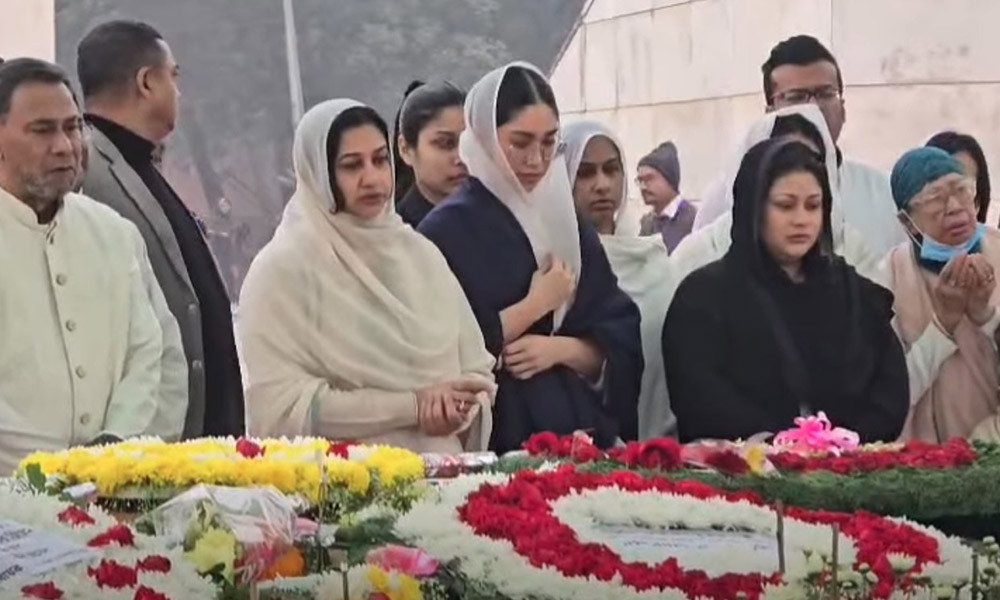 খালেদা জিয়ার সমাধিতে পরিবারের শ্রদ্ধা