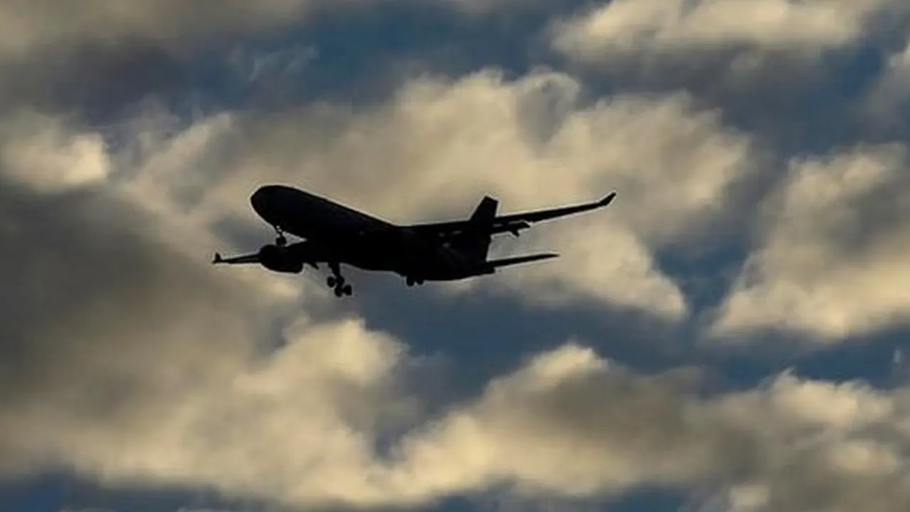 ইন্দোনেশিয়ায় ১১ আরোহী নিয়ে ছোট যাত্রীবিমান নিখোঁজ, ব্যাপক অনুসন্ধান অভিযান