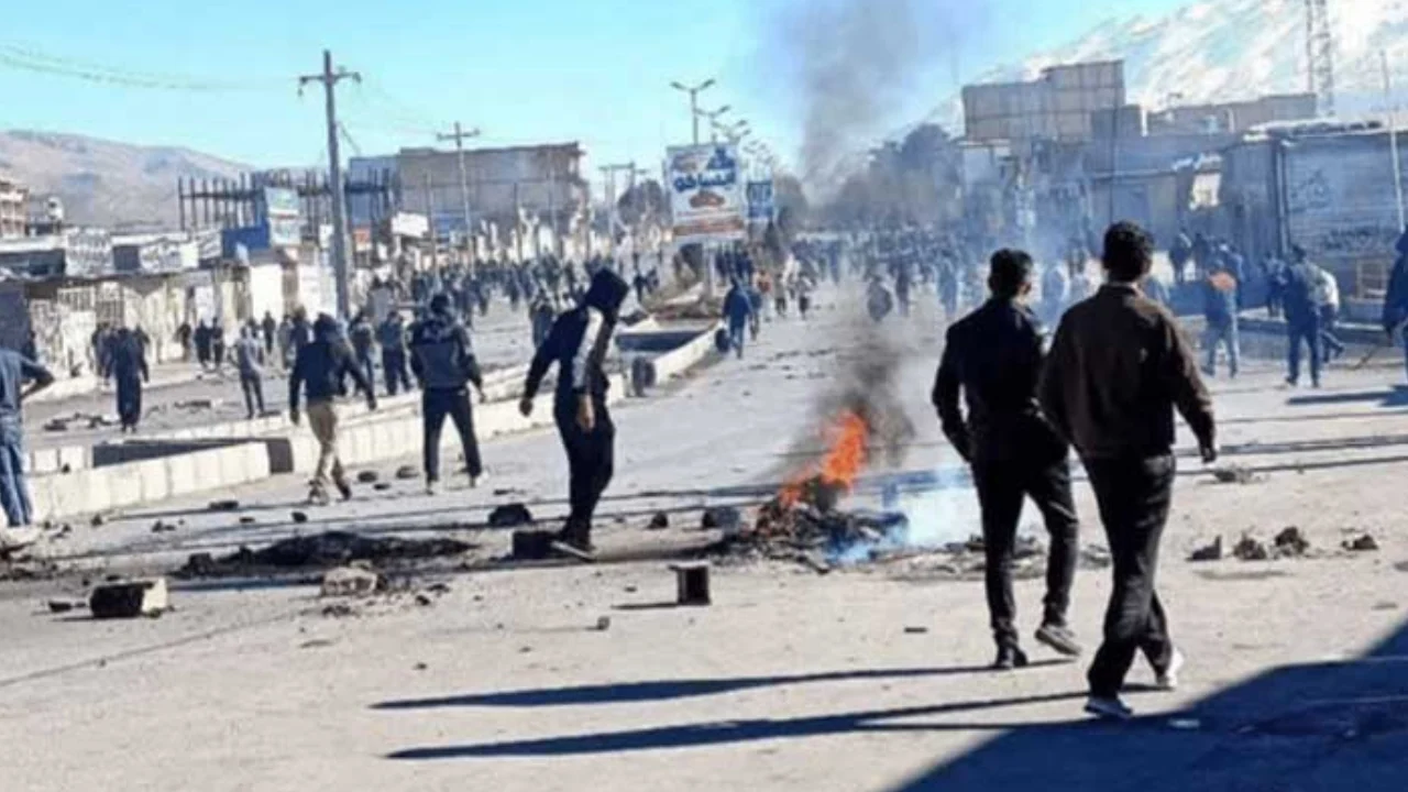 ইরানের বিক্ষোভে দুই নিরাপত্তা কর্মকর্তা নিহত, দেশব্যাপী সংঘর্ষ জোরালো