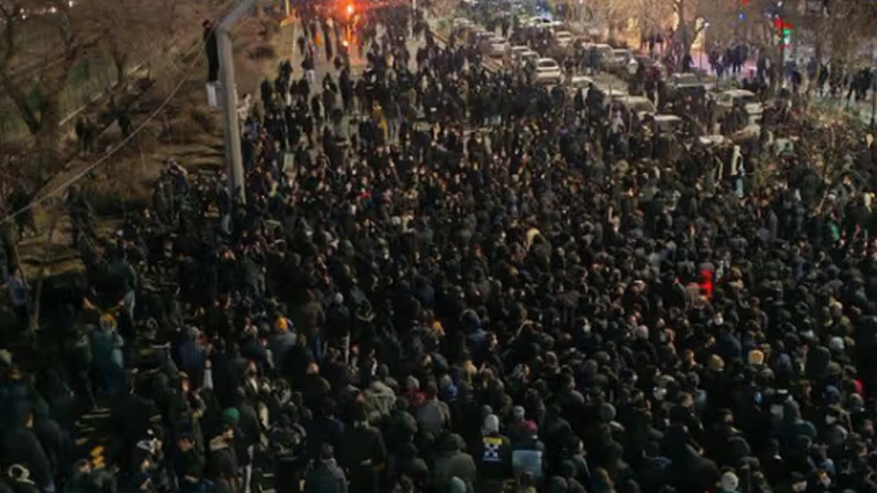 ইরানে বিক্ষোভ আরও জটিল ও সহিংস রূপ নিয়েছে