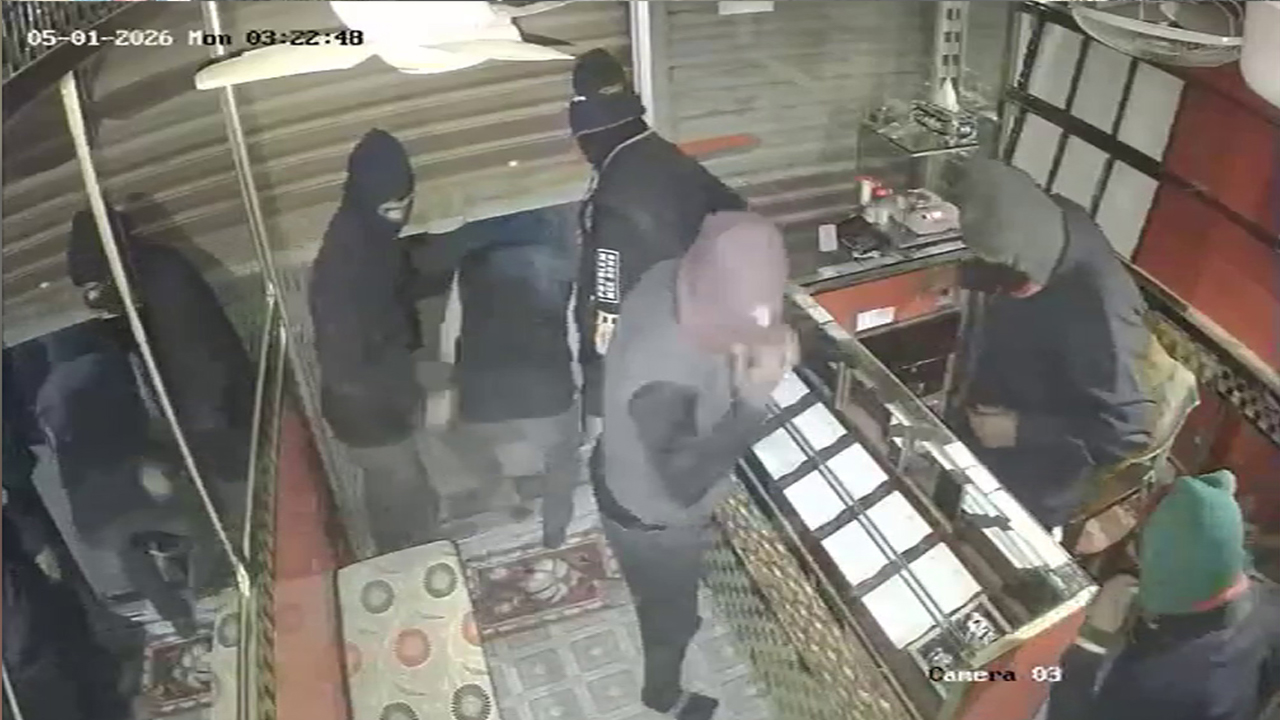 রাজধানীর মোহাম্মদপুরে স্বর্ণের দোকানে ৫০ ভরি স্বর্ণ ও ৫০০ ভরি রুপা চুরি