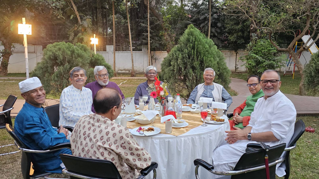 ড. ফাওজুল কবিরের সরকারি বাসভবন ত্যাগের আগে সাবেক উপদেষ্টাদের নিয়ে একটি ইফতার ও নৈশভোজের আয়োজন