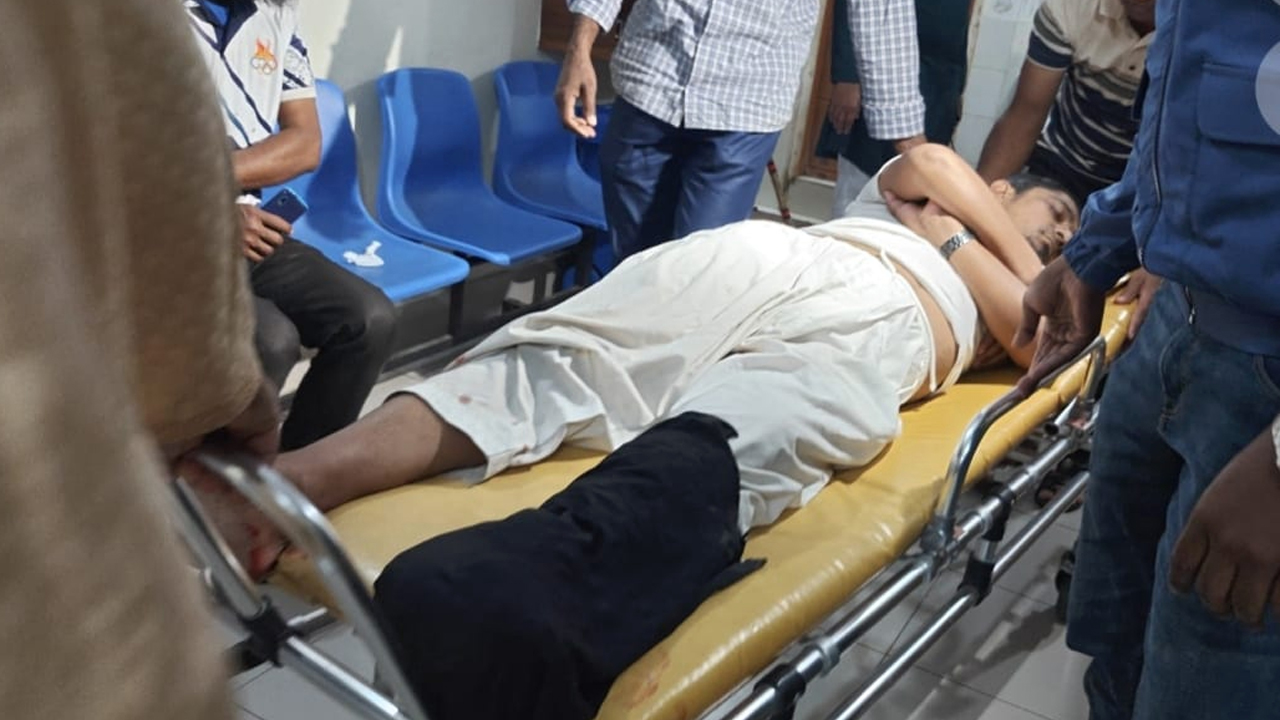 নাটোরে পুলিশের এসআই দুর্ঘটনায় পায়ে গুলিবিদ্ধ