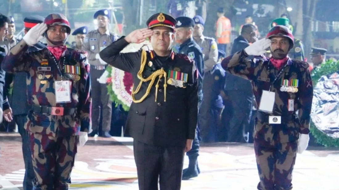 বিজিবি মহাপরিচালক শহীদ দিবসে কেন্দ্রীয় শহীদ মিনারে পুষ্পস্তবক অর্পণ