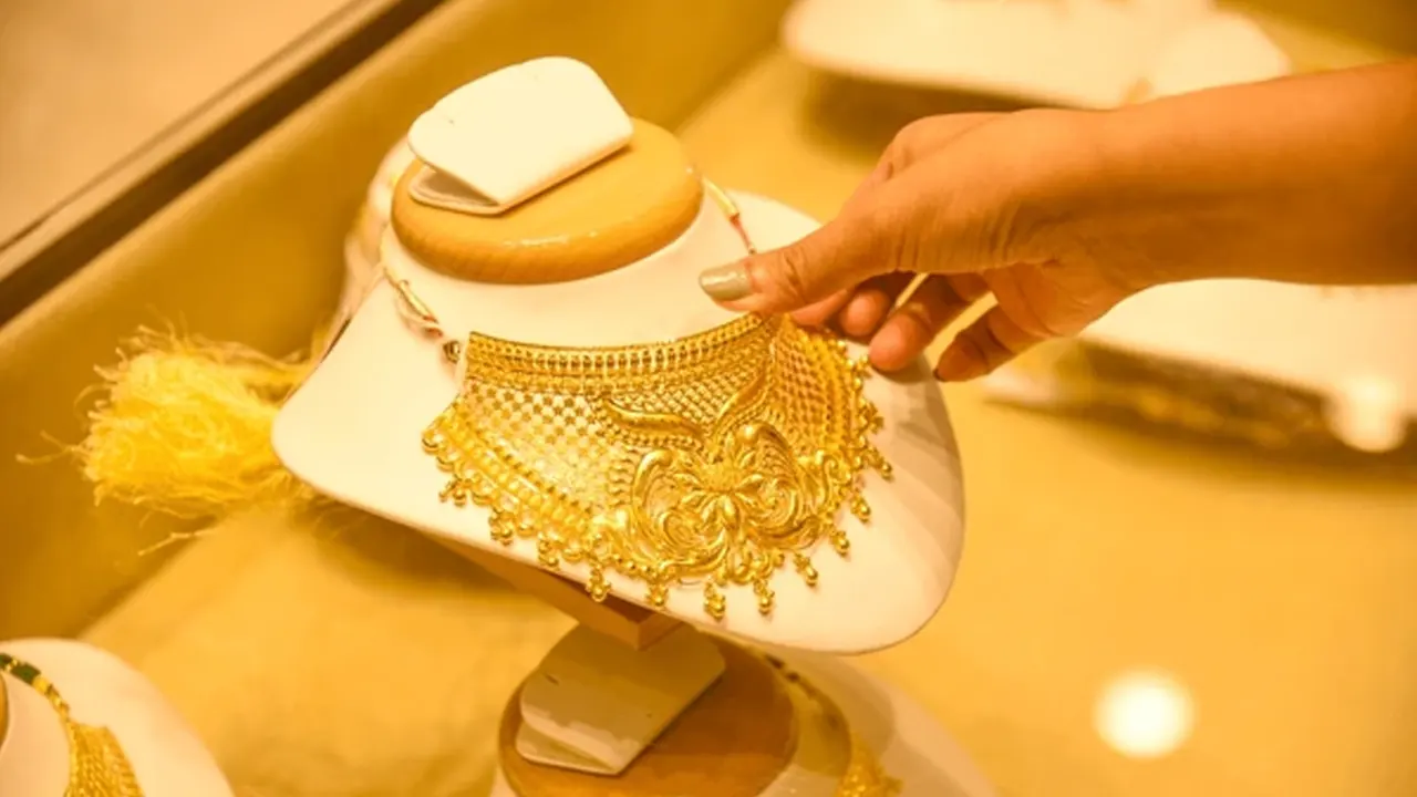 স্বর্ণের দাম আজ ২ লাখ ৬১ হাজার ৪০ টাকা প্রতি ভরি