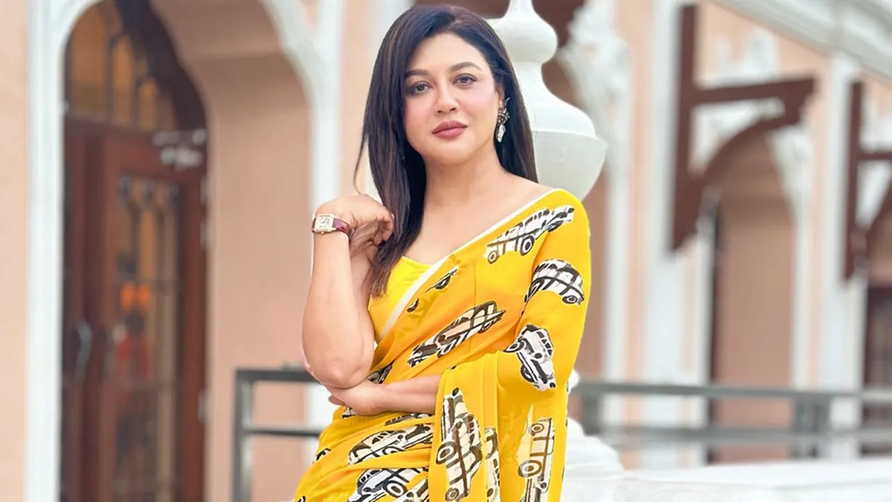 জয়া আহসানের বাগানে ঘরোয়া মুহূর্ত, ছোট কাজে খুঁজে নেন শান্তি