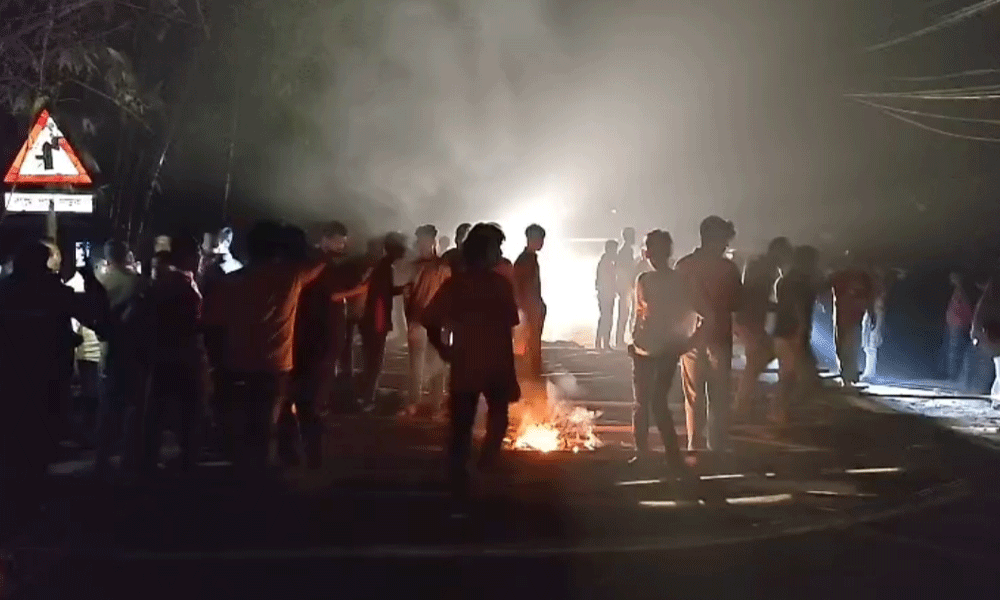 রায়পুরে অটোরিকশা চুরি নিয়ে পুলিশ-জনতার সংঘর্ষ, সড়ক অবরোধে দুর্ভোগ