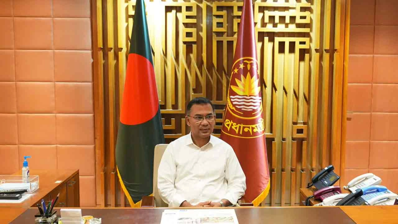 প্রধানমন্ত্রী তারেক রহমান ঢাকা সেনানিবাসে প্রথমবারের মতো সশস্ত্র বাহিনী বিভাগের অফিসে কার্যক্রম শুরু