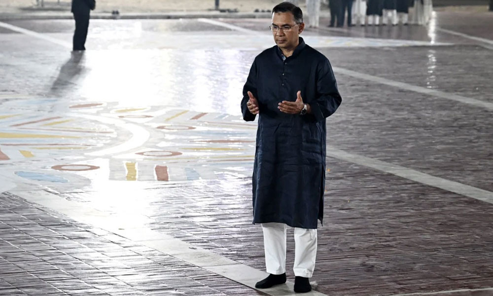 একুশের প্রথম প্রহরে শহীদ মিনারে শহীদদের মাগফিরাত কামনায় প্রধানমন্ত্রীর দোয়া