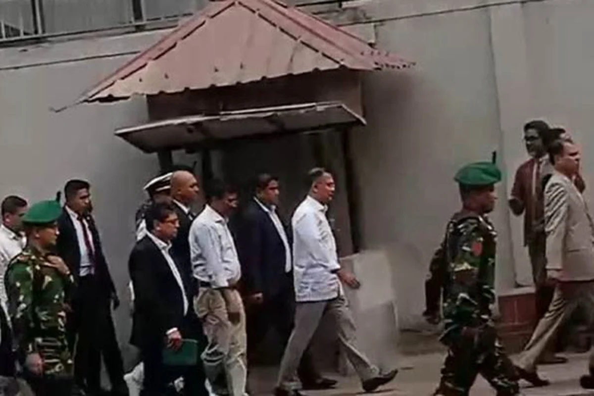 প্রধানমন্ত্রী সচিবালয় থেকে হেঁটে ‘একুশে পদক’ প্রদান অনুষ্ঠানে যোগ দিলেন