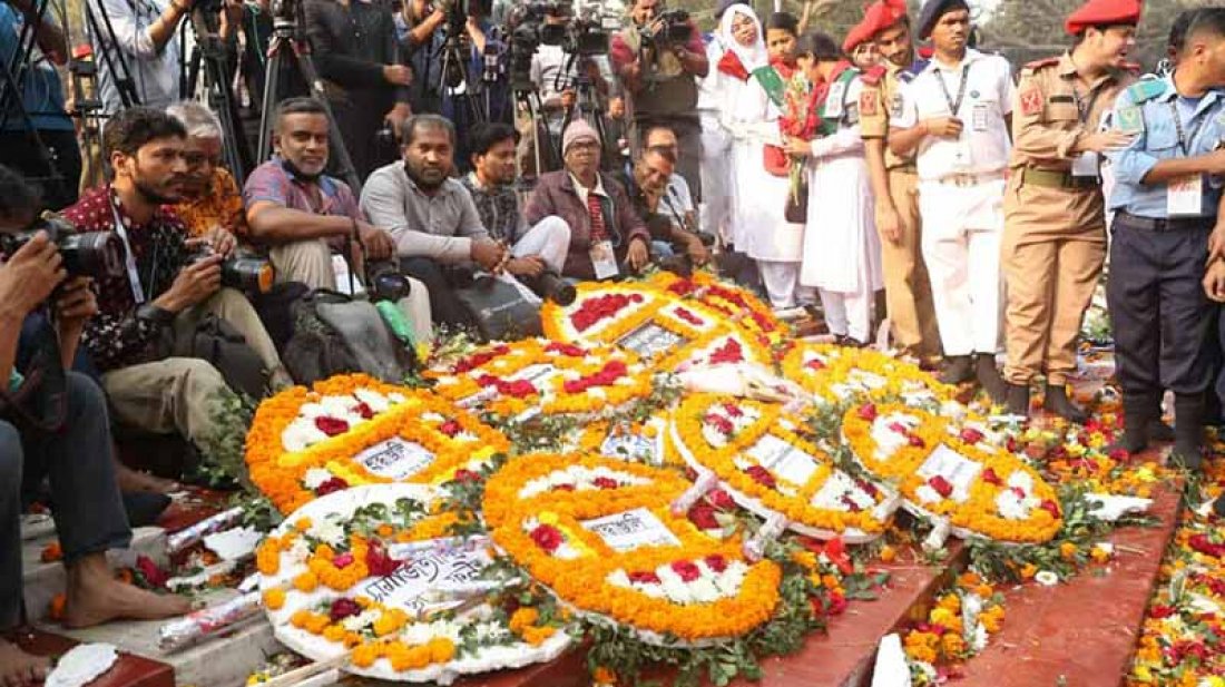 শহীদ দিবসে ভাষা শহীদের প্রতি শ্রদ্ধা নিবেদন করতে কেন্দ্রীয় শহীদ মিনারে ভিড়