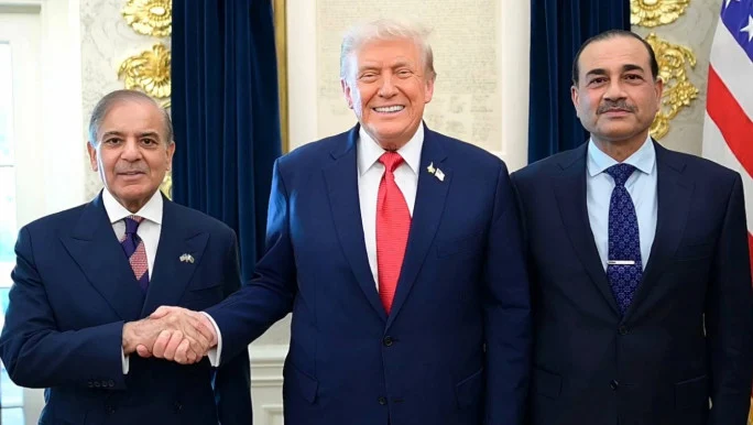 ট্রাম্পের প্রশংসা: পাকিস্তান ‘অসাধারণভাবে ভালো’ করছে বলে মন্তব্য