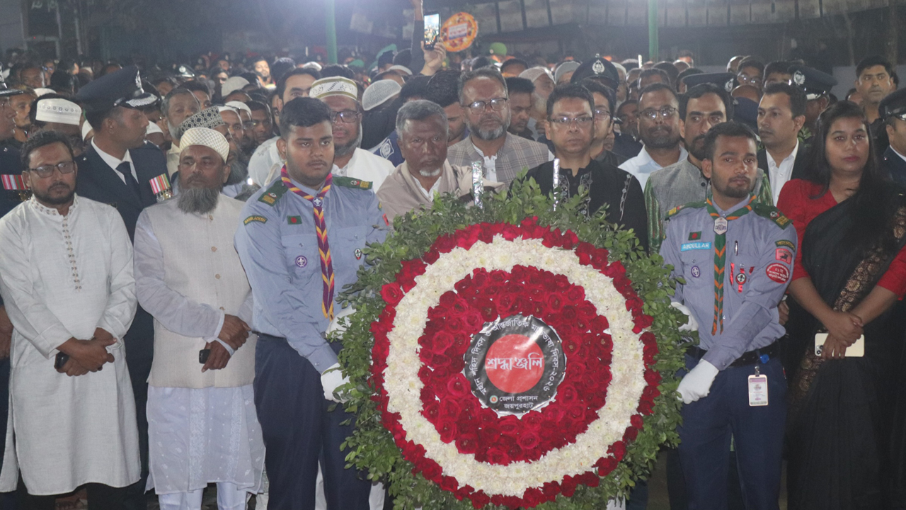 জয়পুরহাটে কেন্দ্রীয় শহীদ মিনারে ভাষা শহীদদের প্রতি শ্রদ্ধা নিবেদন