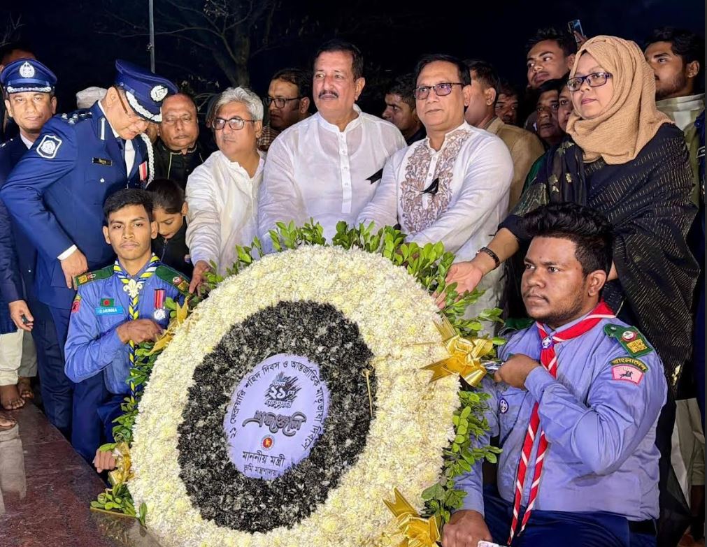 রাজশাহী কেন্দ্রীয় শহিদ মিনার উদ্বোধন, ভাষা শহিদদের প্রতি শ্রদ্ধা জানাতে মানুষের ঢল