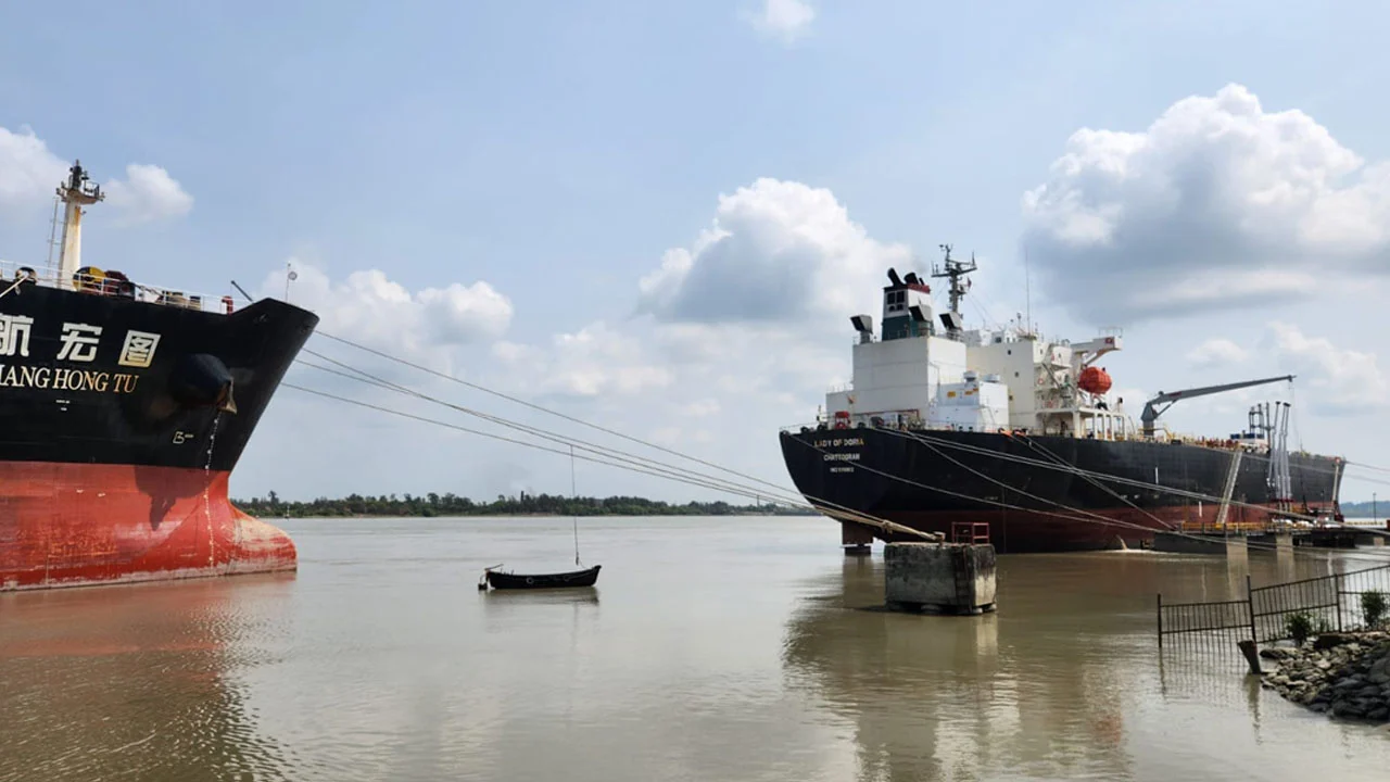 চট্টগ্রাম বন্দরে জ্বালানি খালাস কার্যক্রম স্বাভাবিকভাবে চলছে