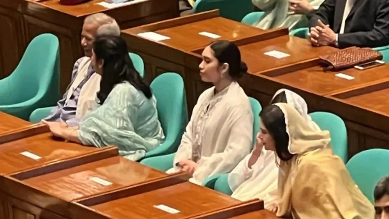 ত্রয়োদশ জাতীয় সংসদের প্রথম অধিবেশনে দর্শক সারিতে উপস্থিত উচ্চপদস্থ সামরিক ও রাজনৈতিক ব্যক্তিত্বরা