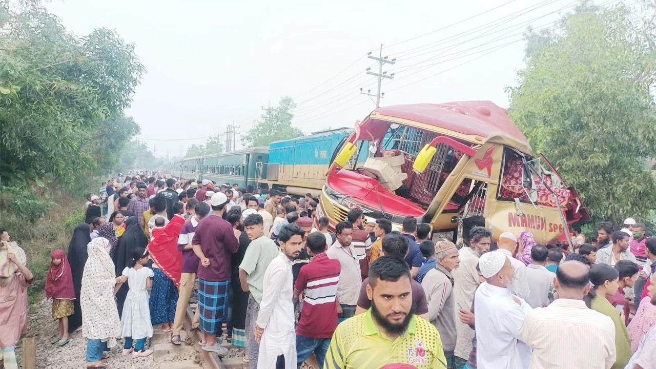 কুমিল্লার পদুয়ার বাজারে বাস-ট্রেন সংঘর্ষে ১২ জনের মৃত্যু