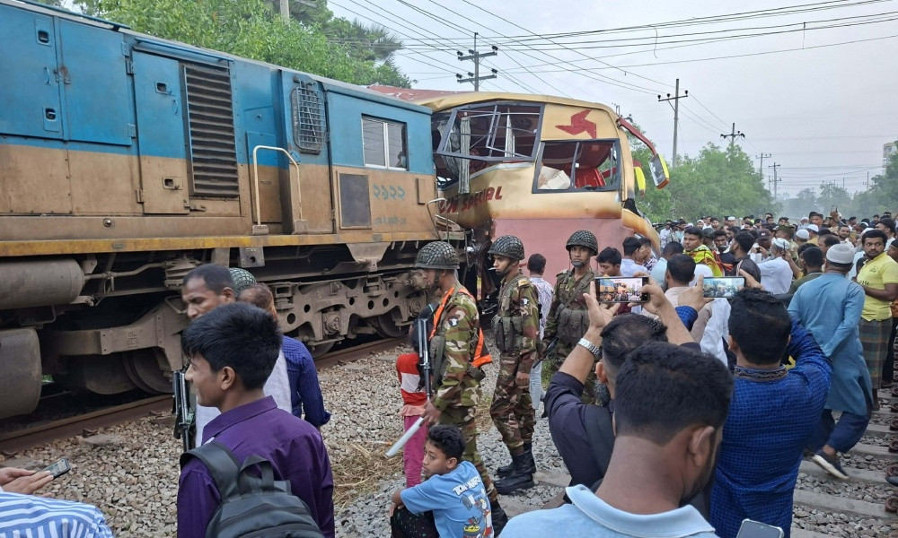 কুমিল্লা পদুয়ার বাজারে বাস-ট্রেন সংঘর্ষে ২ লেভেলক্রসিং কর্মীর বিরুদ্ধে মামলা