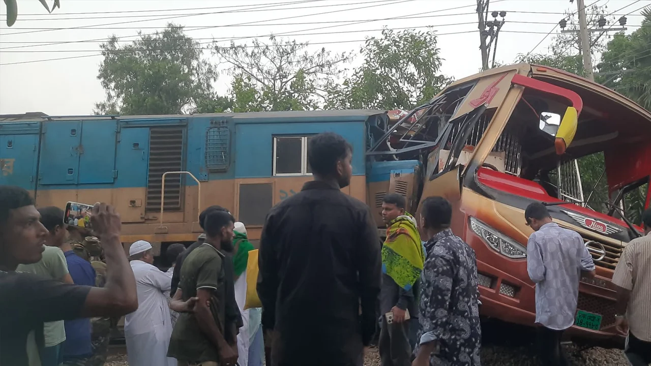কুমিল্লায় লেভেল ক্রসিংয়ে বাস-ট্রেন সংঘর্ষে নিহত ১২, আহত বহু