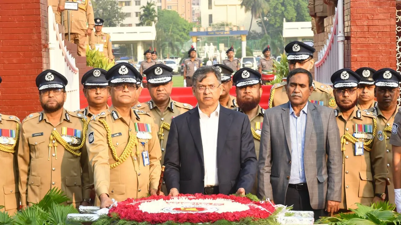 মহান স্বাধীনতা দিবসে রাজারবাগ পুলিশ স্মৃতিসৌধে শহীদ পুলিশ সদস্যদের প্রতি শ্রদ্ধা জানান স্বরাষ্ট্রমন্ত্রী