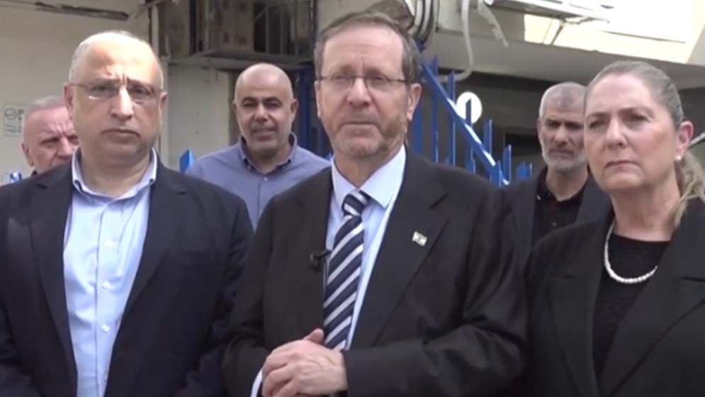 ইরানের ক্ষেপণাস্ত্র থেকে বাচতে নিরাপদ আশ্রয়ে পালালেন ইসরাইলি প্রেসিডেন্ট