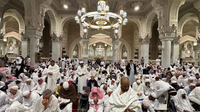 ইতিকাফে নিমগ্ন মুসল্লি, মক্কা-মদিনায় পূর্ণ প্রস্তুতি