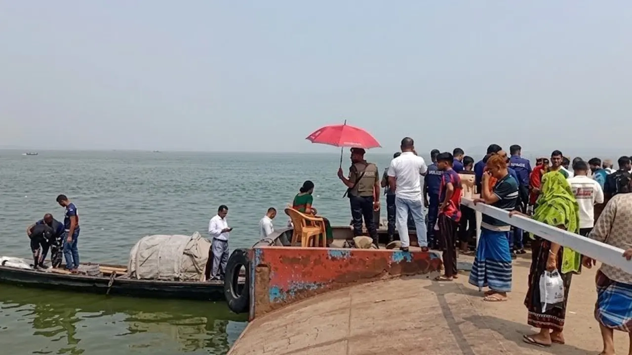 রাজবাড়ীর দৌলতদিয়া ফেরিঘাটে পদ্মা নদীতে বাসডুবি: মৃতের সংখ্যা বেড়ে ২৬