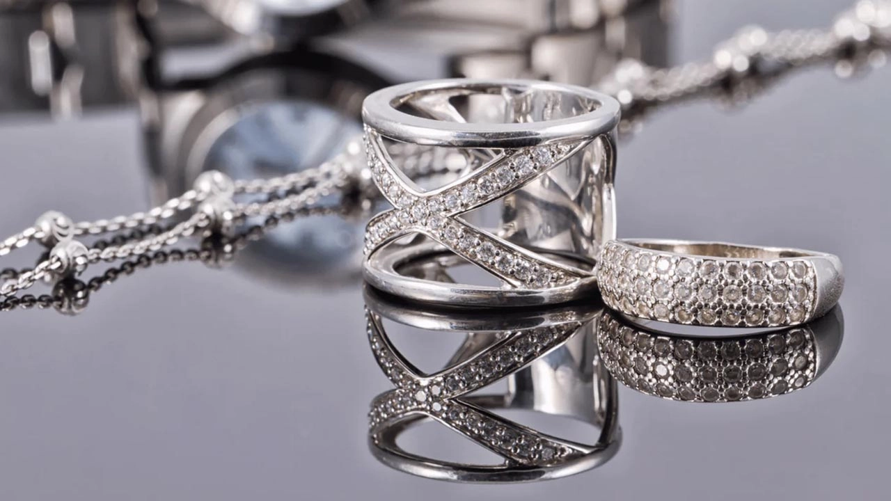 রুপার বাজারে আবারও মূল্য হ্রাস: ২২ ক্যারেটের এক ভরির দাম ৬,০৬৫ টাকা নির্ধারণ