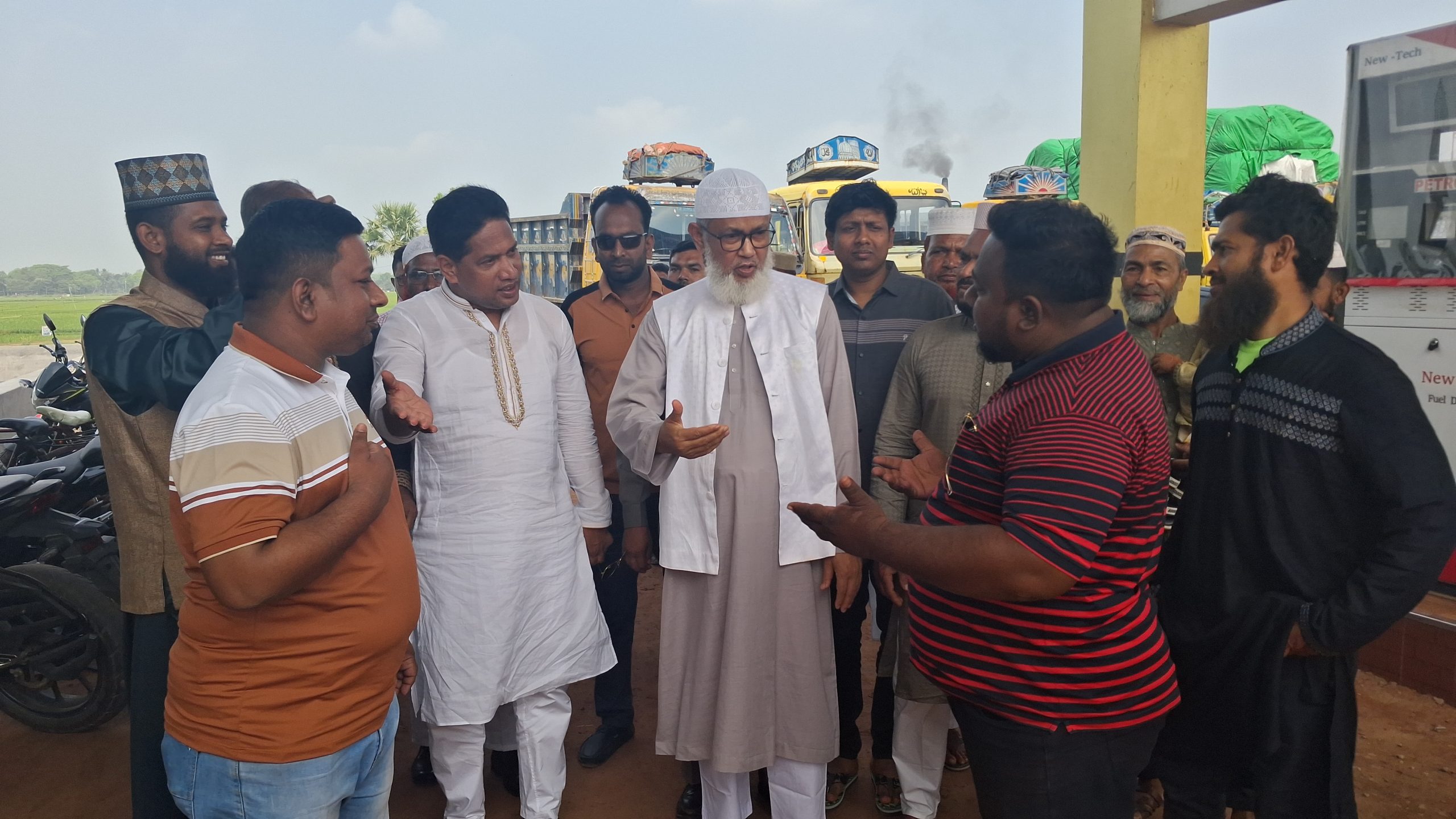 সাতক্ষীরা এমপি পেট্রোল পাম্প পরিদর্শন করে কৃত্রিম তেল সংকটের বিষয়ে মনিটরিং