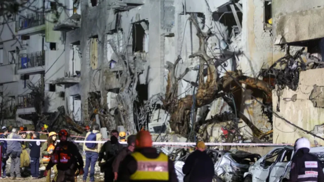 সংযুক্ত আরব আমিরাত, কাতার ও ইসরাইলে বিস্ফোরণ: ইরানি হামলায় আহত বেড়ে ১৬