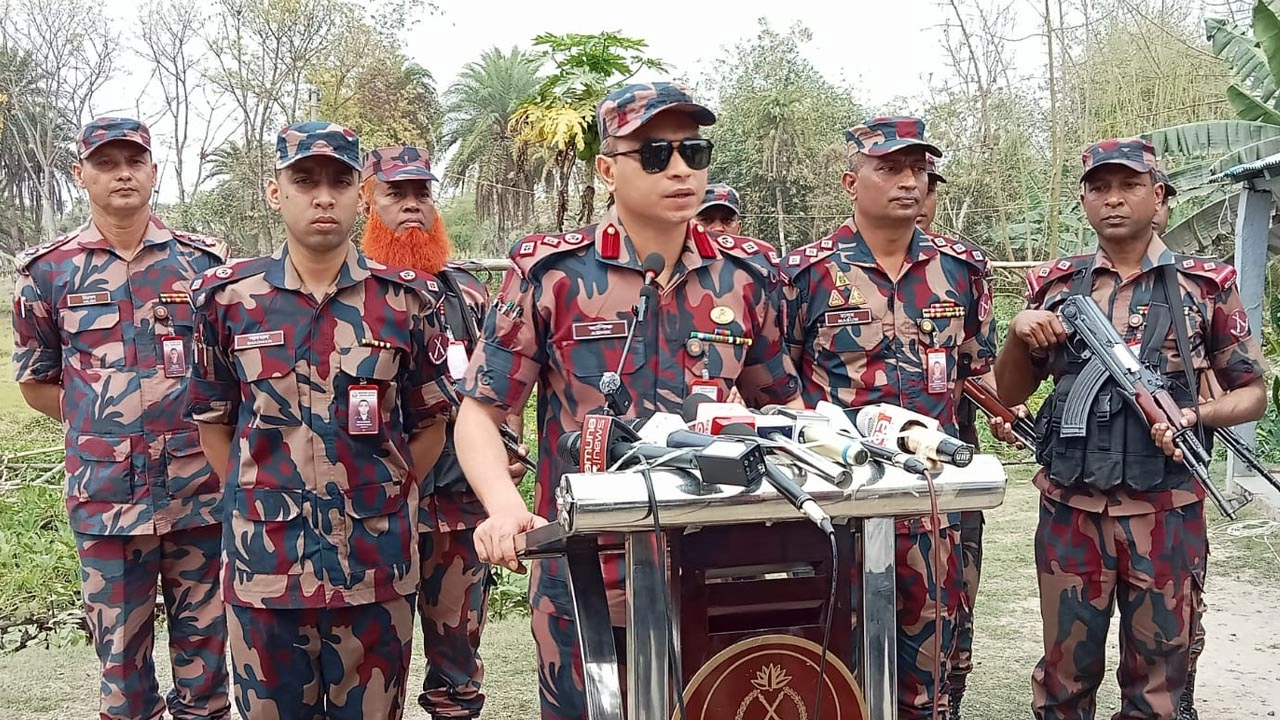 সাতক্ষীরা সীমান্তে তেল পাচার রোধে বিজিবির বিশেষ তল্লাশি ও সচেতনতা অভিযান