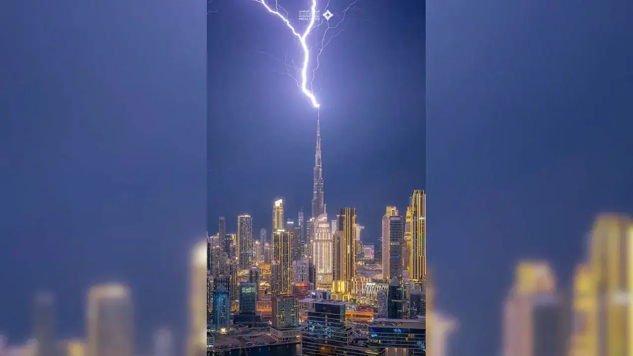 বুর্জ খলিফায় বজ্রপাত, ক্ষয়ক্ষতি হয়নি