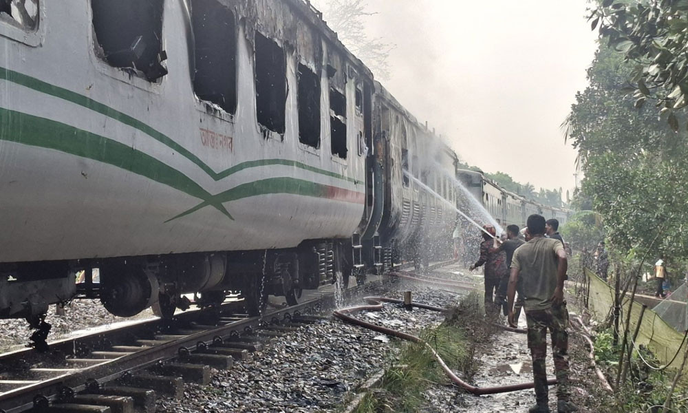 চট্টগ্রামের সীতাকুণ্ডে চট্টলা এক্সপ্রেসে ভয়াবহ অগ্নিকাণ্ড