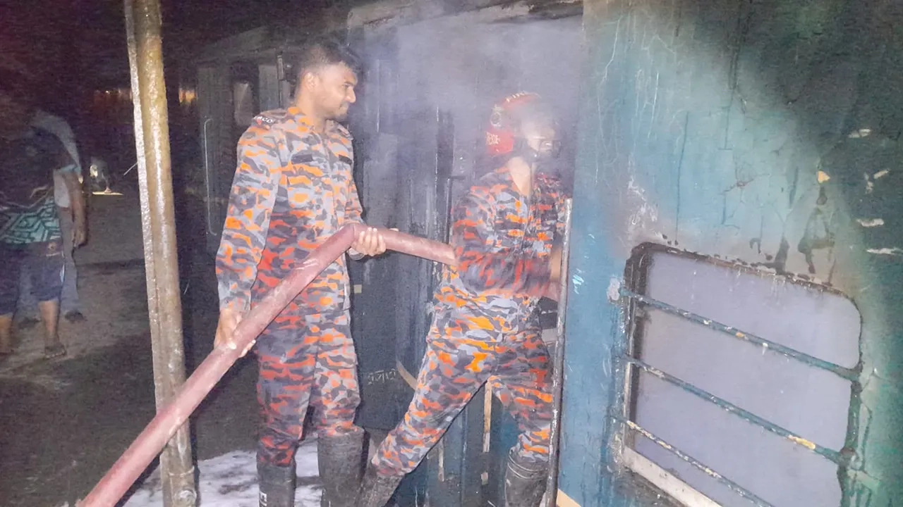 পার্বতীপুরে রমনা কমিউটার ট্রেনে অগ্নিকাণ্ড