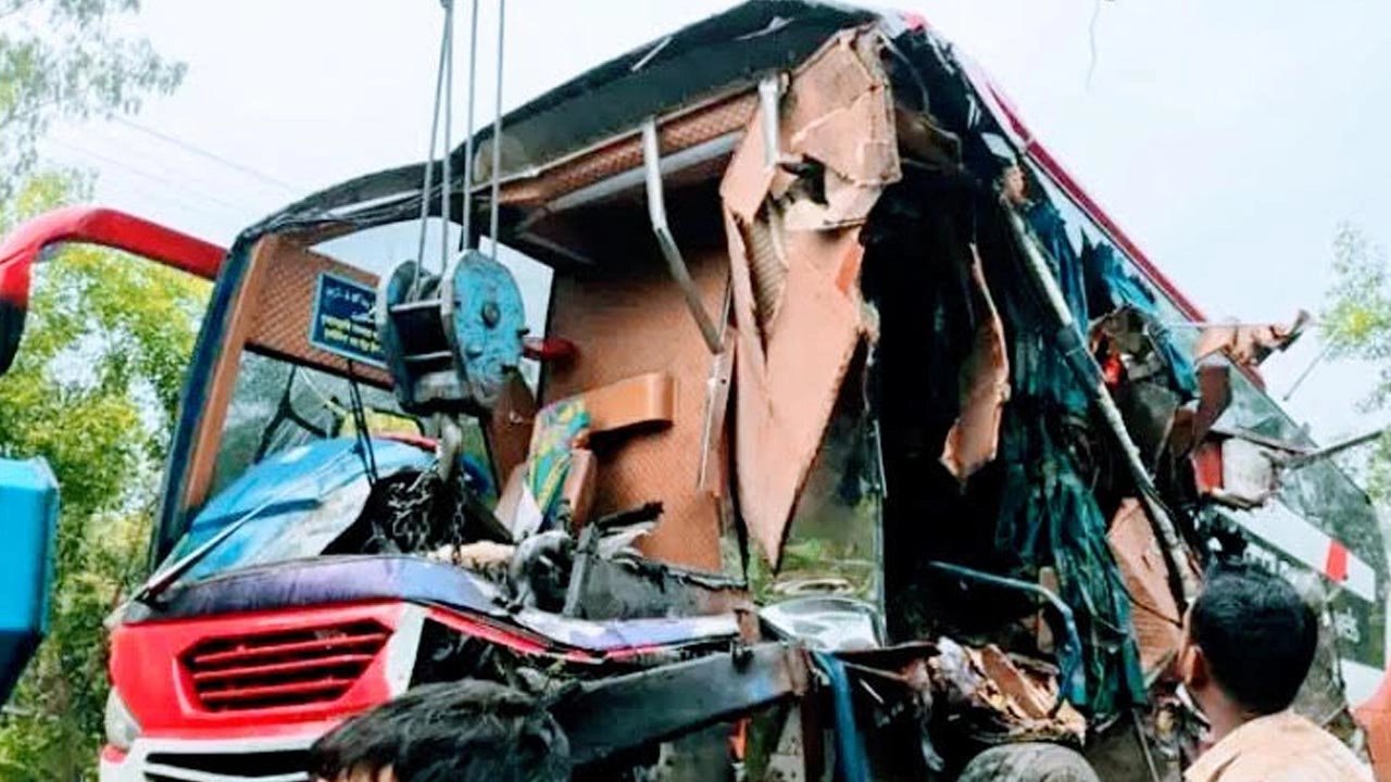 দিনাজপুরে ঢাকাগামী বাসের ট্রাক ধাক্কায় দুইজন নিহত