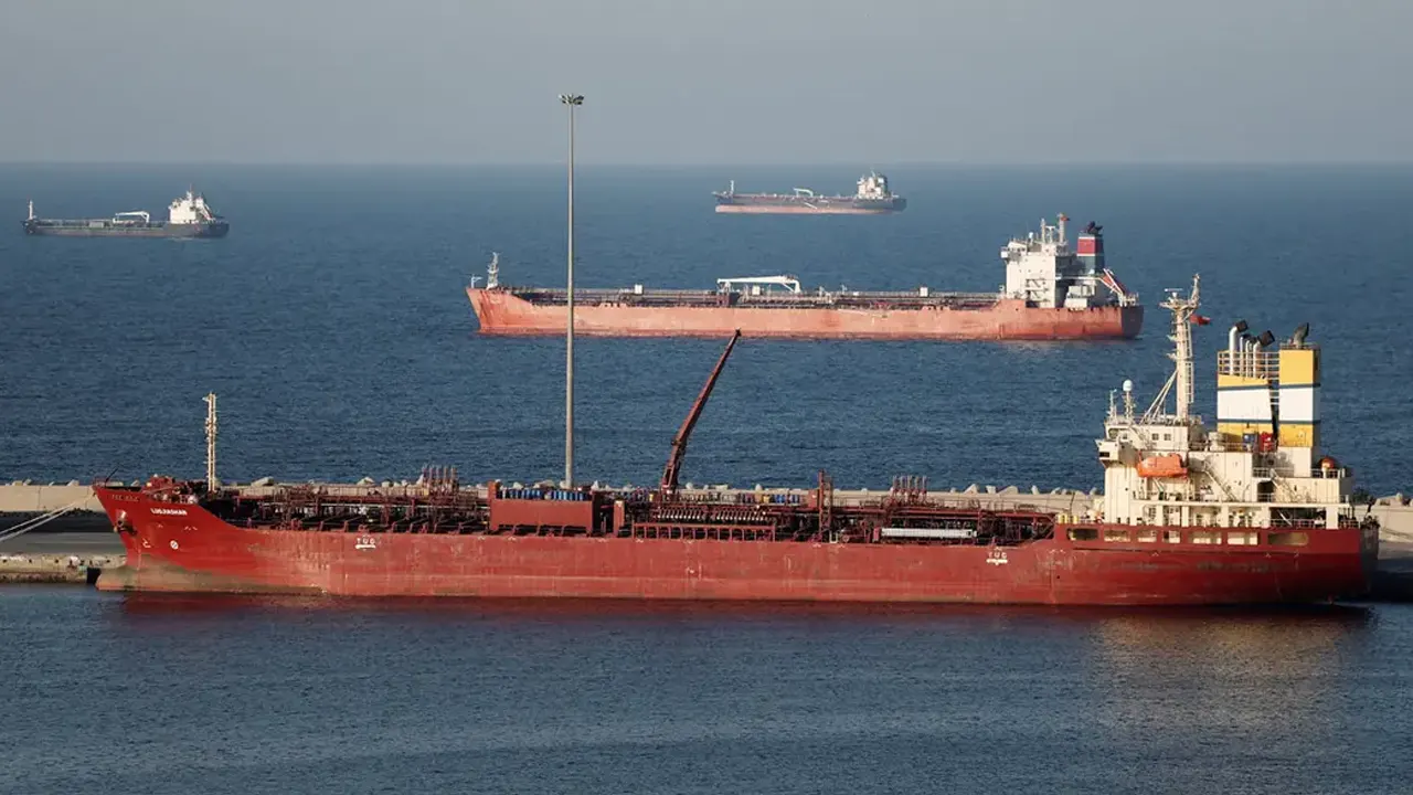 ইরান ঘোষণা করলো হরমুজ প্রণালিতে ‘অশত্রুভাবাপন্ন’ জাহাজ চলাচলে অনুমতি