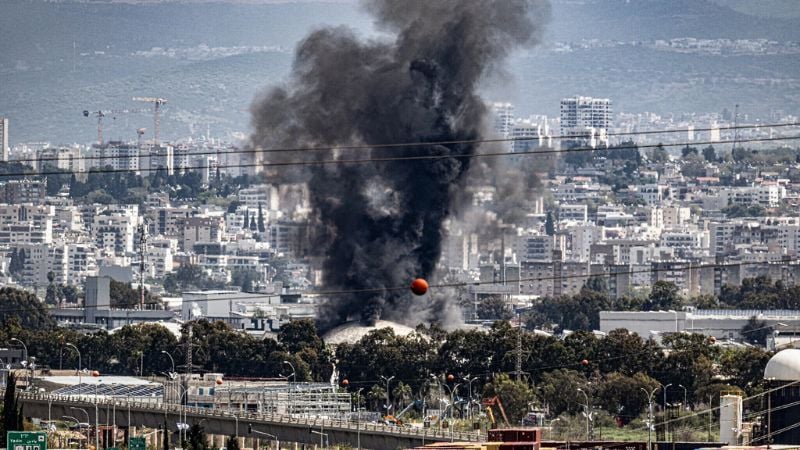 ইসরায়েলি তেল শোধনাগারে ক্ষেপণাস্ত্র হামলা, ইরানের পারমাণবিক কেন্দ্রও ক্ষতিগ্রস্ত
