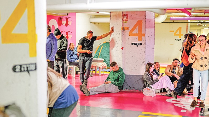 ইরান–ইসরায়েল পাল্টাপাল্টি হামলায় দুই দেশে জনজীবন বিপর্যস্ত