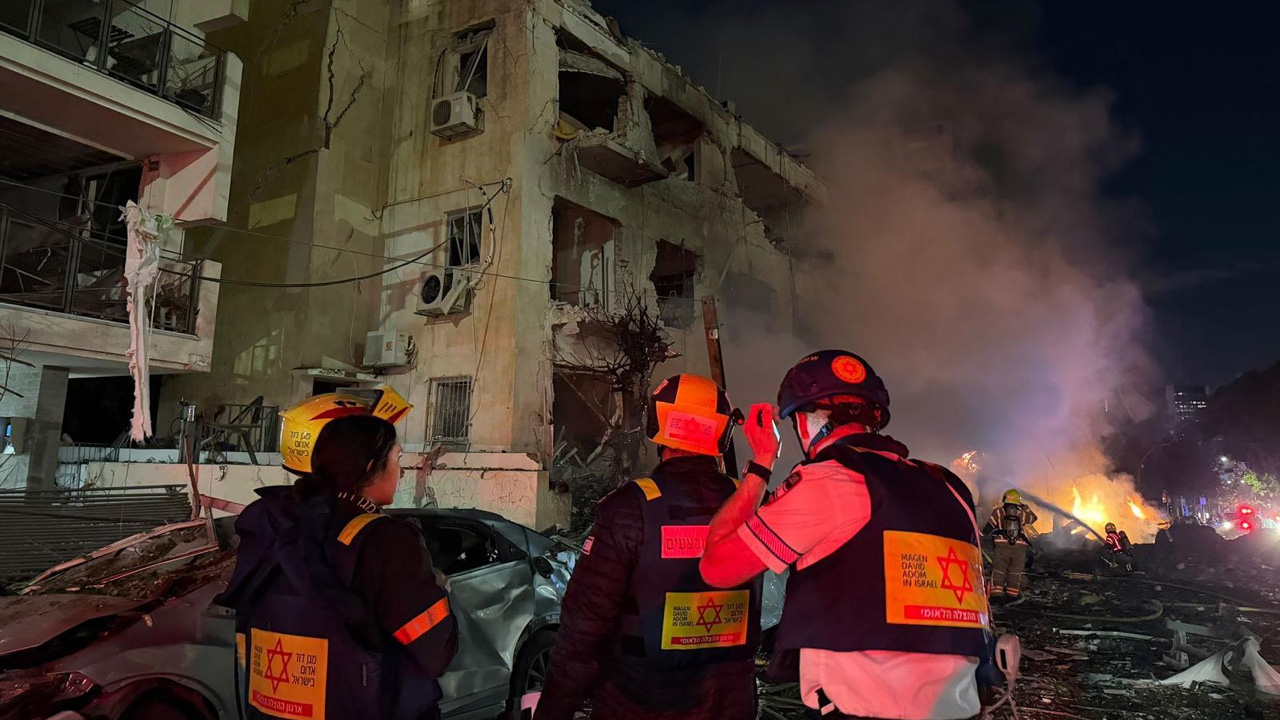 ইরান তেল আবিবে ব্যালিস্টিক মিসাইল হামলা চালাল