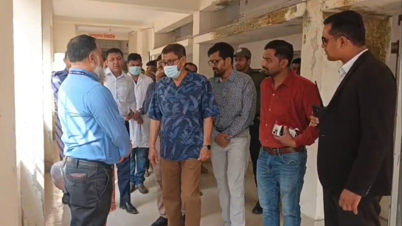 পলাশ উপজেলা স্বাস্থ্য কমপ্লেক্সে আকস্মিক পরিদর্শনে স্বাস্থ্য মন্ত্রী