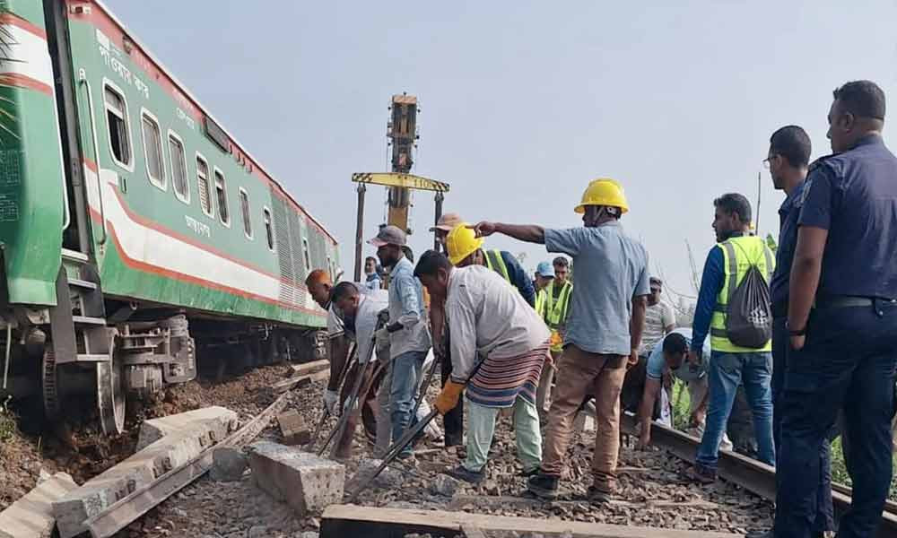 বগুড়া রেল দুর্ঘটনায় ৯ বগি লাইনচ্যুত, রেল যোগাযোগ আংশিক বাধিত