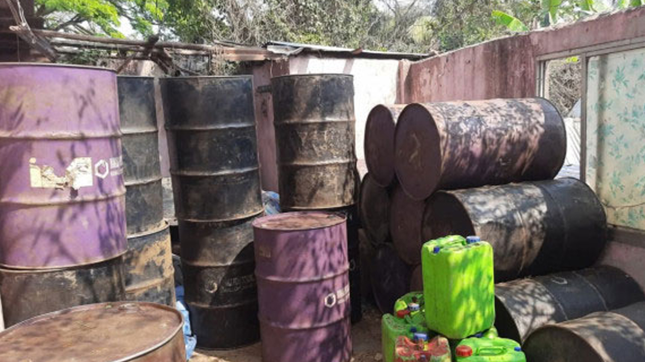 নড়াইলের কালিয়ায় অবৈধ জ্বালানি তেল জব্দ, দুই ব্যক্তি জরিমানা