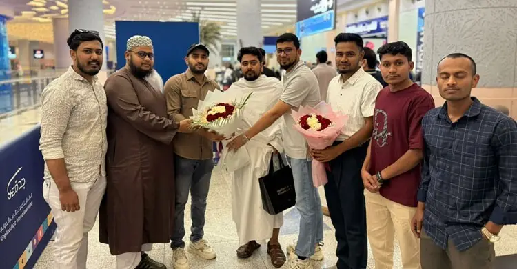 নাহিদ ইসলাম পবিত্র ওমরাহ পালনের জন্য সৌদি আরবে পৌঁছান