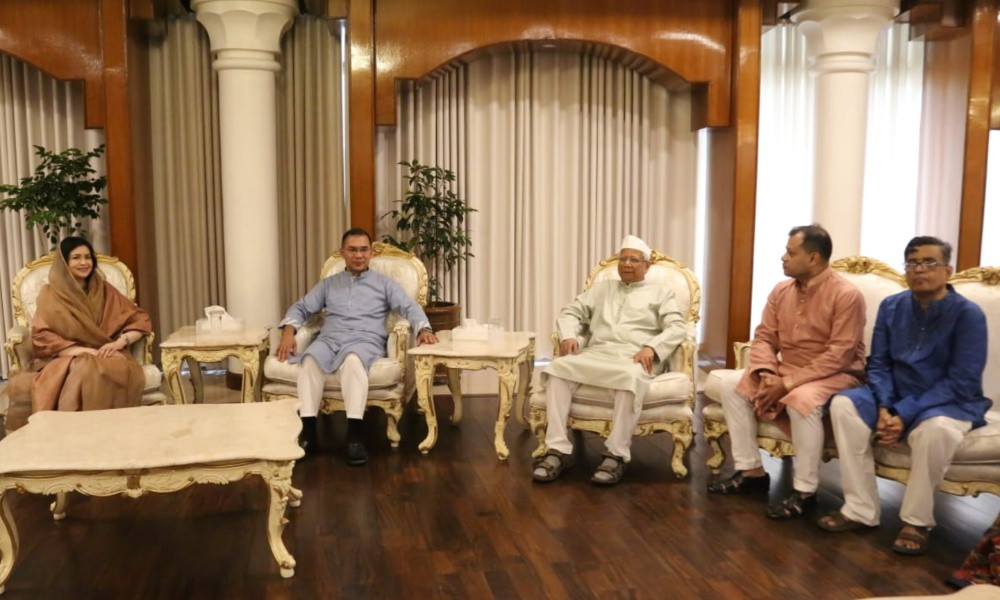 ঈদে যমুনায় প্রধানমন্ত্রীর সঙ্গে ড. ইউনূসের শুভেচ্ছা বিনিময়