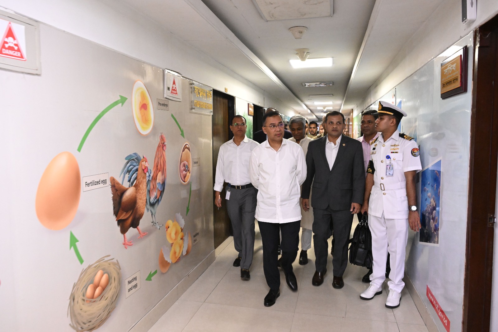 সচিবালয়ে আকস্মিক পরিদর্শনে প্রধানমন্ত্রী