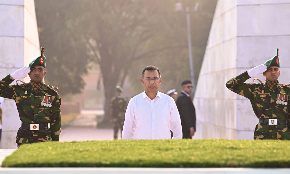 শহীদ রাষ্ট্রপতি জিয়া ও বেগম জিয়ার সমাধিতে প্রধানমন্ত্রী তারেক রহমানের শ্রদ্ধা নিবেদন