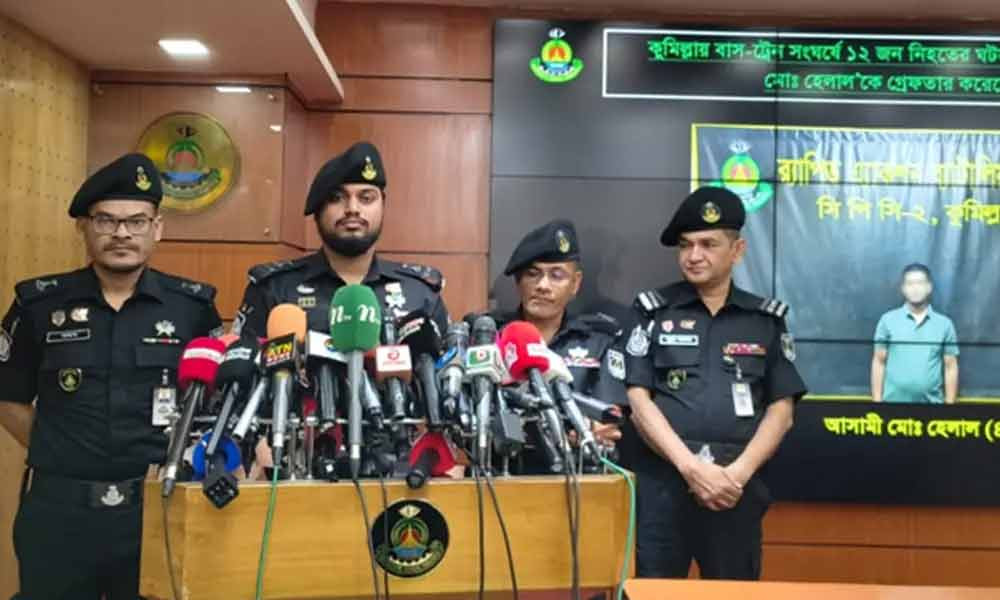 কুমিল্লায় বাস-ট্রেন সংঘর্ষ: গেটম্যানদের অনুপস্থিতিই দুর্ঘটনার কারণ, একজন গ্রেপ্তার